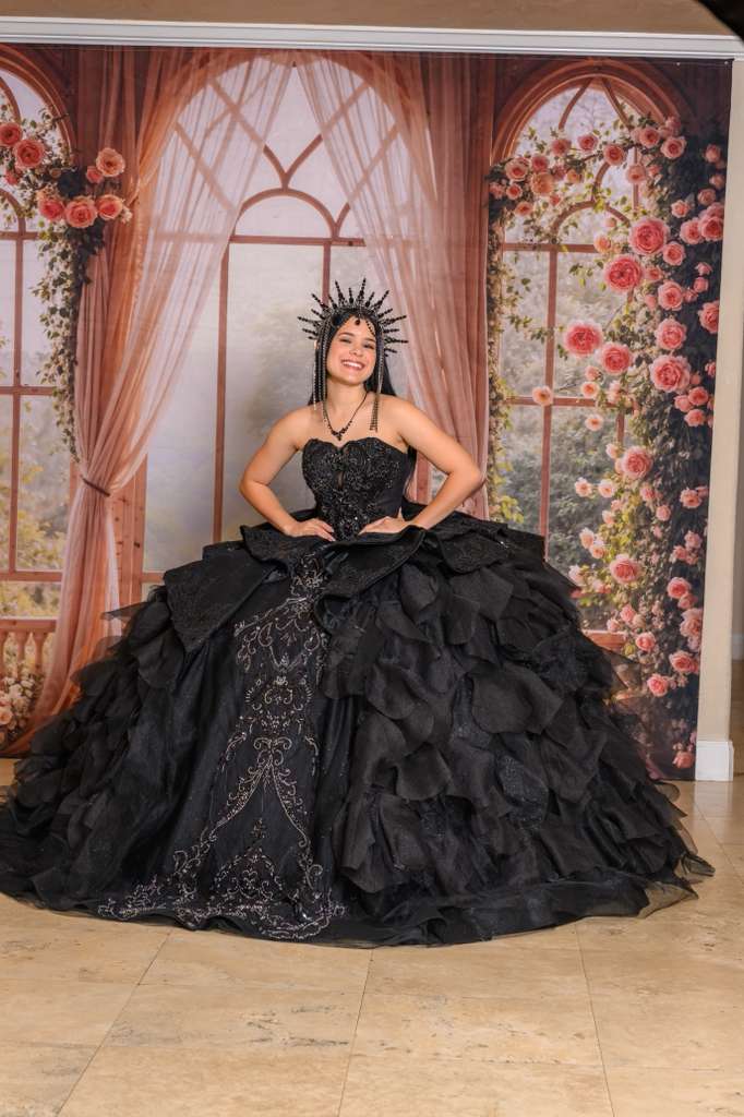 Quinceañera de frente con vestido negro